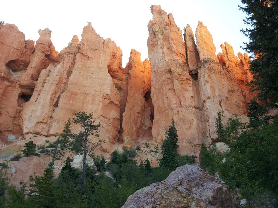 picture of towering red cliffs along bryce 100 course